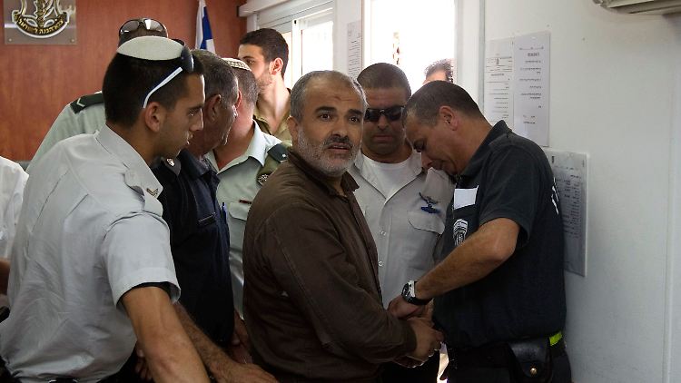 Ibrahim Hamed (m) wird zum israelischen Militärgericht gebracht. 
