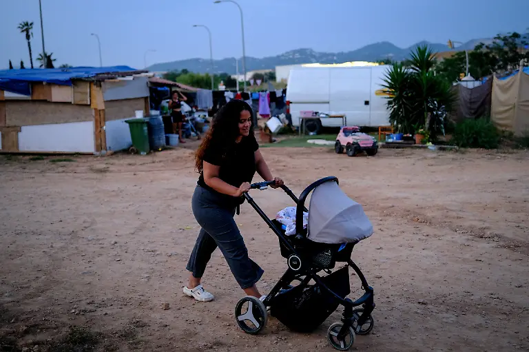 2025-08-18T082820Z-632323308-RC2J0FAWGGGD-RTRMADP-3-SPAIN-HOUSING-IBIZA-TOURISM