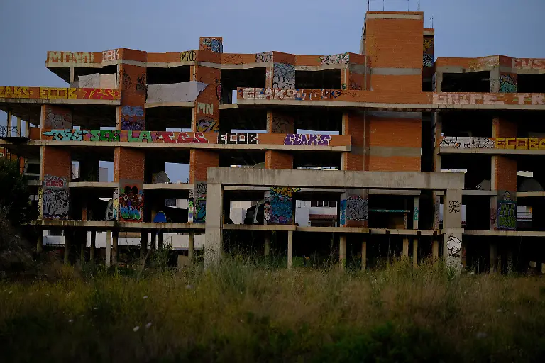 2025-08-18T082848Z-1603924508-RC261FAPQTAM-RTRMADP-3-SPAIN-HOUSING-IBIZA-TOURISM