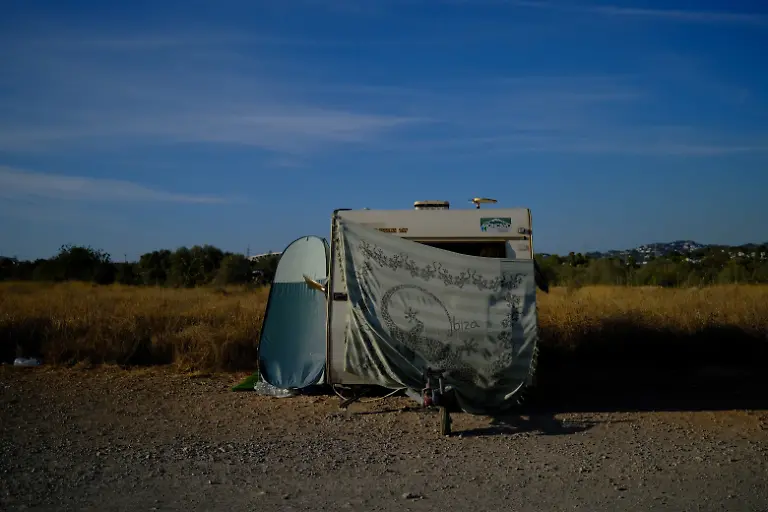 2025-08-18T082903Z-1213672332-RC25VFAER43K-RTRMADP-3-SPAIN-HOUSING-IBIZA-TOURISM