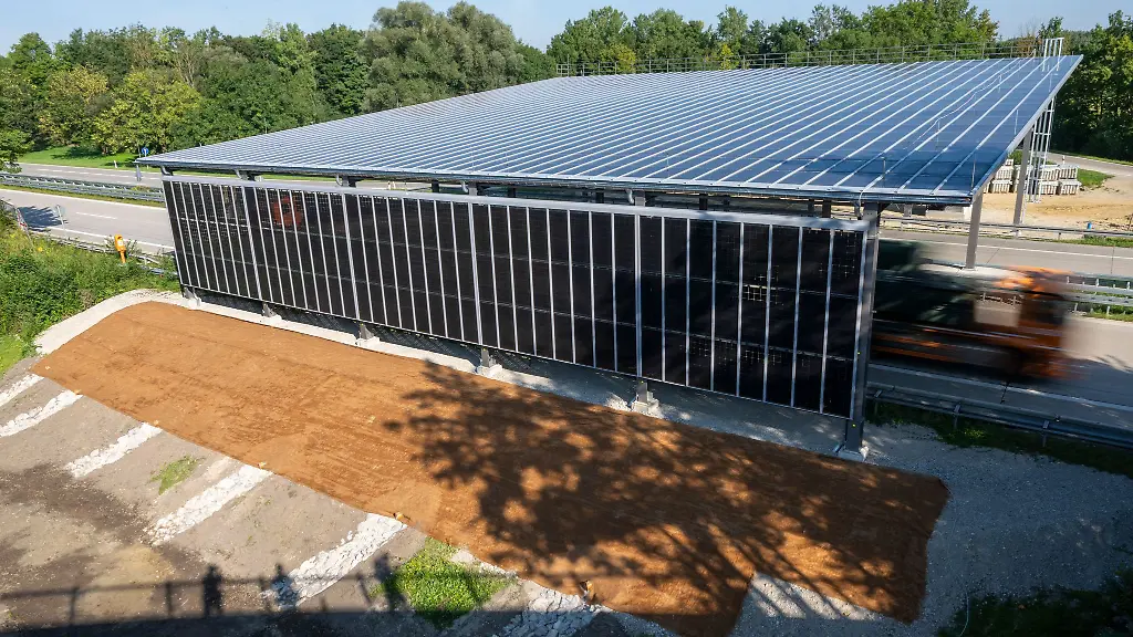 Das-Solardach-soll-jaehrlich-etwa-210-000-Kilowattstunden-Strom-erzeugen