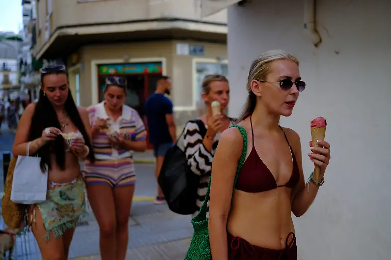 2025-08-18T082911Z-195483535-RC2GWFADBYTO-RTRMADP-3-SPAIN-HOUSING-IBIZA-TOURISM