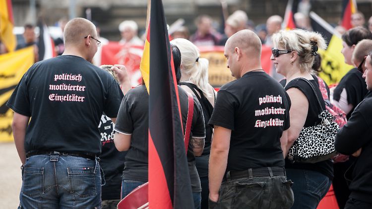 Neonazis bei einer Demonstration. 