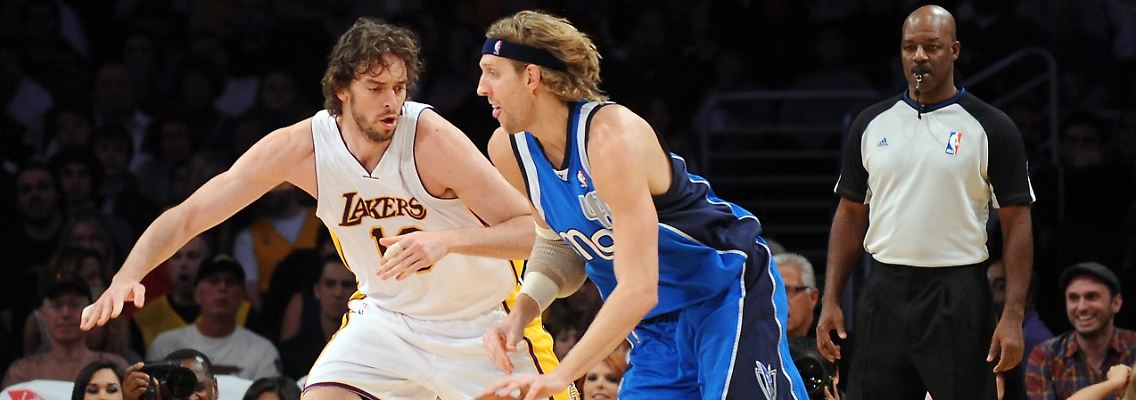 Haushohe Niederlage: Die Dallas Mavericks unterlagen im Los Angeles mit 96:131. Hier zieht Dirk Nowitzki am Spanier Pau Gasol vorbei.