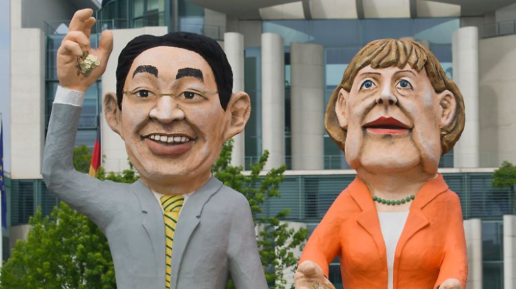 Rösler, Merkel: Politiker aus Pappe vor dem Kanzleramt.