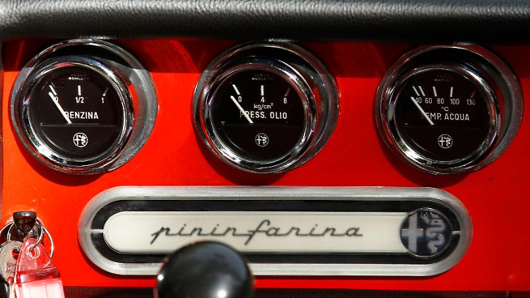 Tank, Öldruck, Wassertemperatur in einem historischen Alfa Romeo Spider.