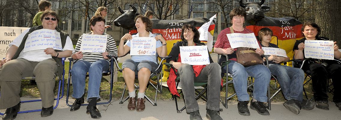 Bäuerinnen protestieren vor der Bayerischen Staatskanzlei in München für faire Milchpreise.
