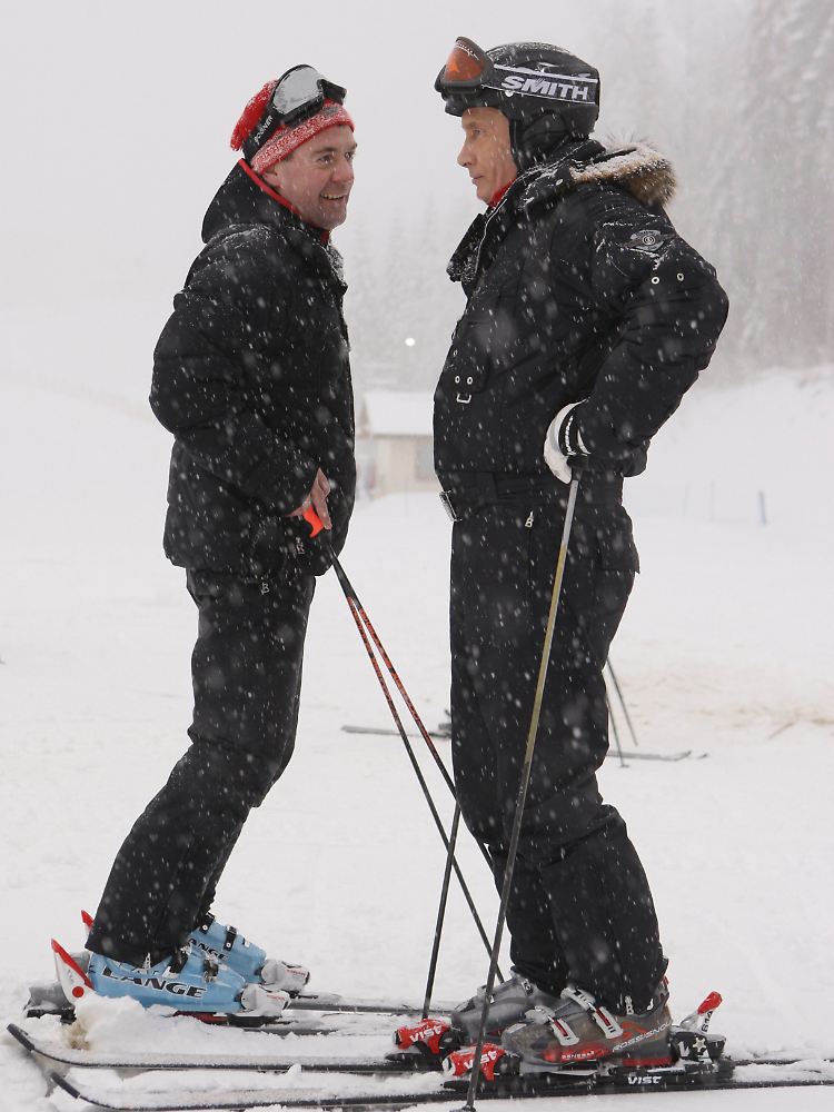 Russlands Premierminister Wladimir Putin (rechts) und Präsident Dmitri Medwedew fahren immerhin schon Ski in Krasnaja Poljana in der Nähe von Sotschi.