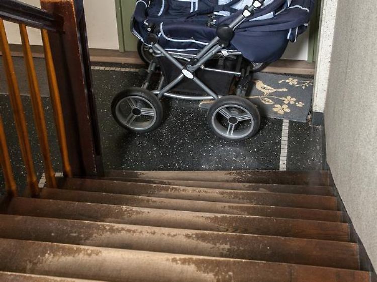 Ein Kinderwagen kann im Hausflur abgestellt werden. Allerdings darf er die Fluchtwege nicht blockieren.
