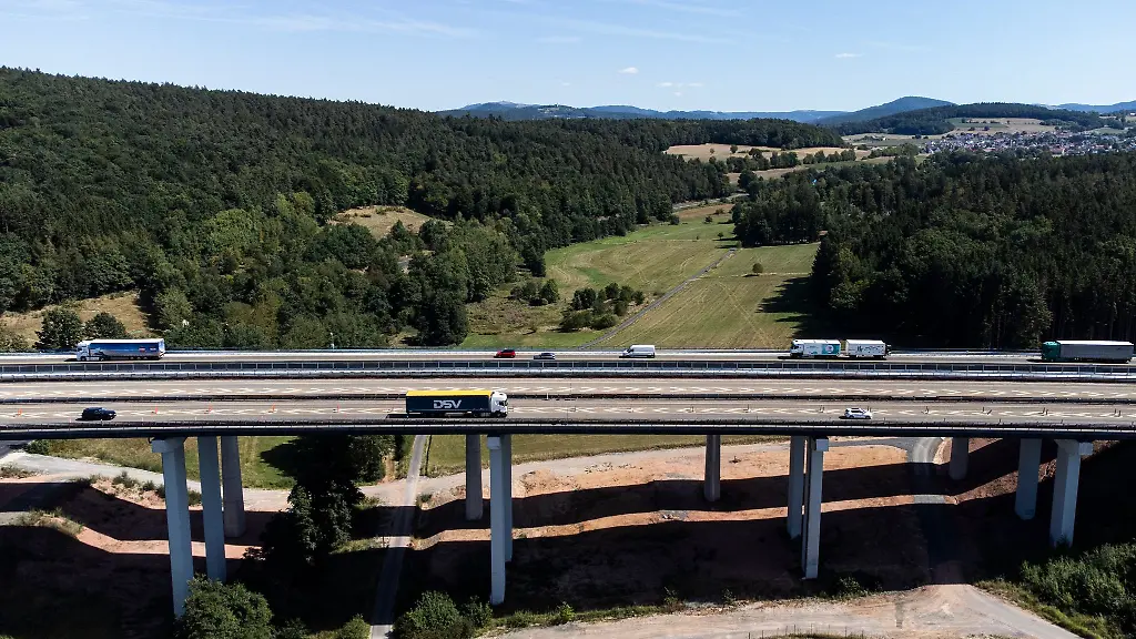Die-letzten-Autos-rollen-ueber-die-alte-Bruecke-hinten-Kurz-nach-13-00-Uhr-fuehrte-der-Verkehr-erstmals-in-beiden-Fahrtrichtungen-ueber-das-neue-Bauwerk
