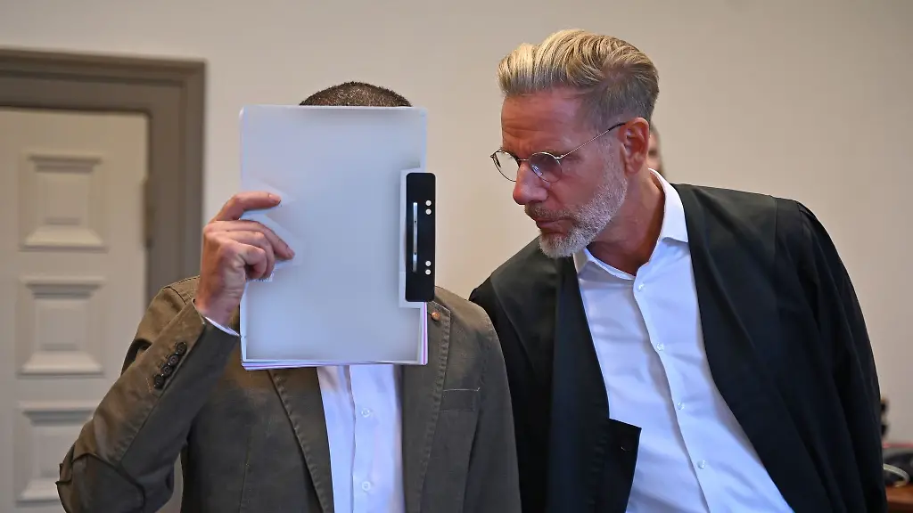 Der-Angeklagte-soll-seinen-Schwiegervater-und-dessen-Sohn-in-Hamburg-Ottensen-mit-einem-Messer-verletzt-haben