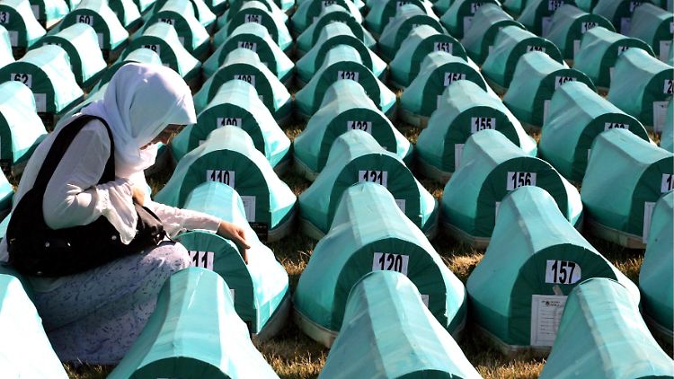 Eine bosnische Muslimin trauert über einem der Särge in der Potocari-Gedenkstätte in Srebrenica während der Beisetzung von 308 Opfern des Völkermords.