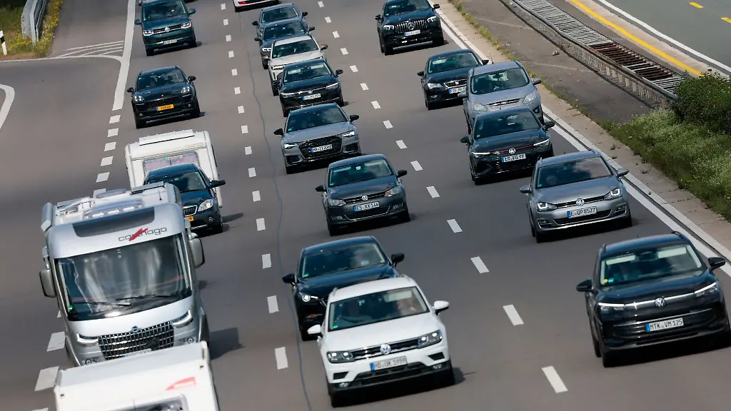 Der-Verkehr-rollt-am-Morgen-wieder-auf-der-A1