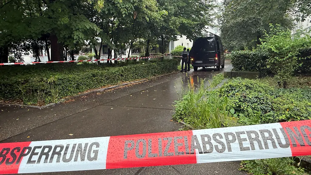 Flatterband-der-Polizei-am-Einsatzort-Hier-schoss-die-Polizei-am-vergangenen-Donenrstag-auf-den-Mann