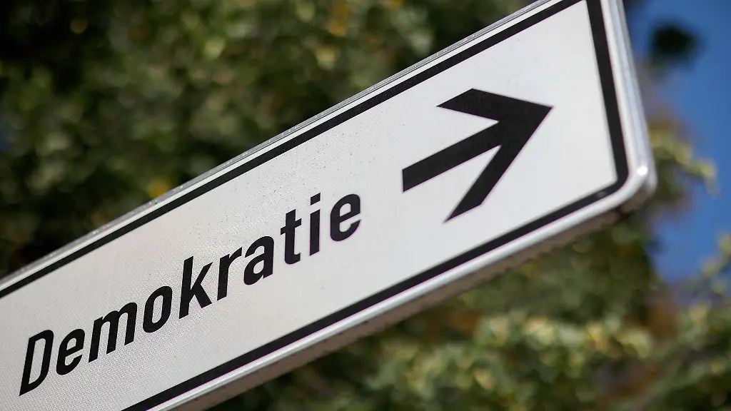 Zahlreiche-Projekte-engagieren-sich-in-Hessen-fuer-eine-starke-Demokratie-Zielgruppen-sind-etwa-Azubis-oder-Ehrenamtliche-Symbolbild