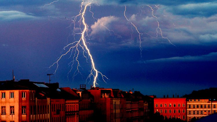 Allein über Berlin wurden in der Nacht zum Sonntag 8135 Blitze gezählt.