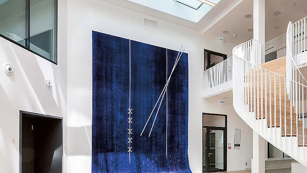 Bei-dem-Auftragswerk-einer-Koelner-Kuenstlerin-handelt-es-sich-um-einen-blauen-Wandteppich-mit-LED-Elementen