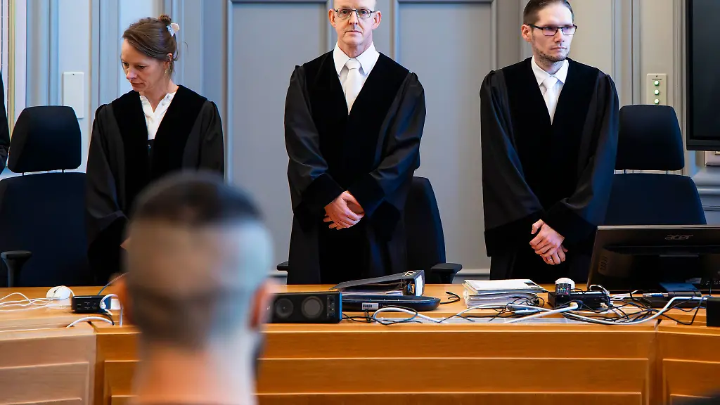 Unter-dem-Vorsitz-von-Richter-Markus-Richter-Mitte-verhandelt-das-Landgericht-Kiel-ueber-eine-moegliche-Hinterziehung-von-Umsatzsteuern-beim-Weiterverkauf-von-Gebrauchtwagen-aus-Daenemark