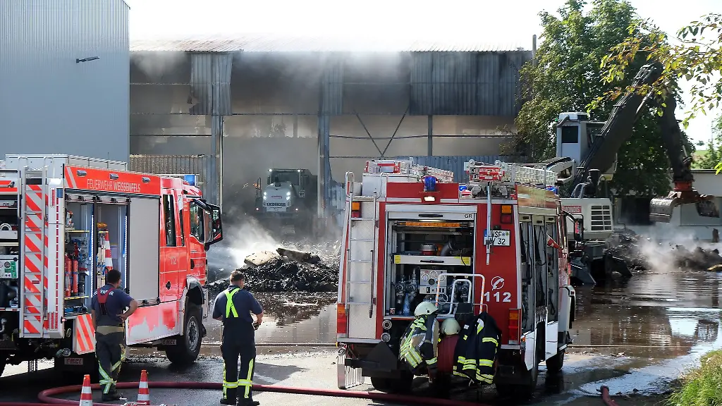 Bei-dem-Brand-waren-rund-50-Feuerwehrleute-im-Einsatz
