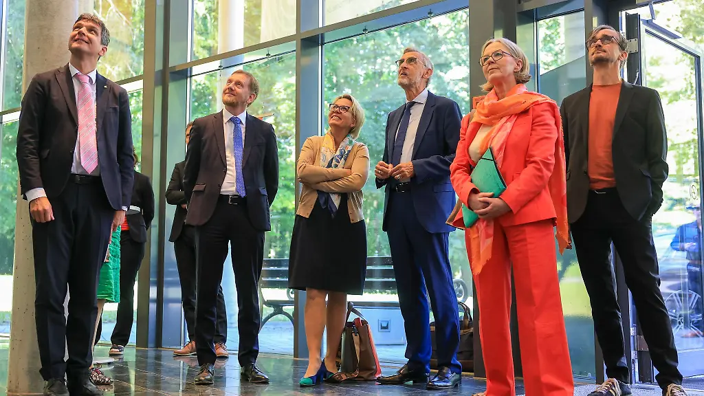 Ministerpraesident-Michael-Kretschmer-2-v-l-haelt-die-Idee-einer-Internationalen-Bauausstellung-im-Leipziger-Ideenland-fuer-eine-grosse-Chance