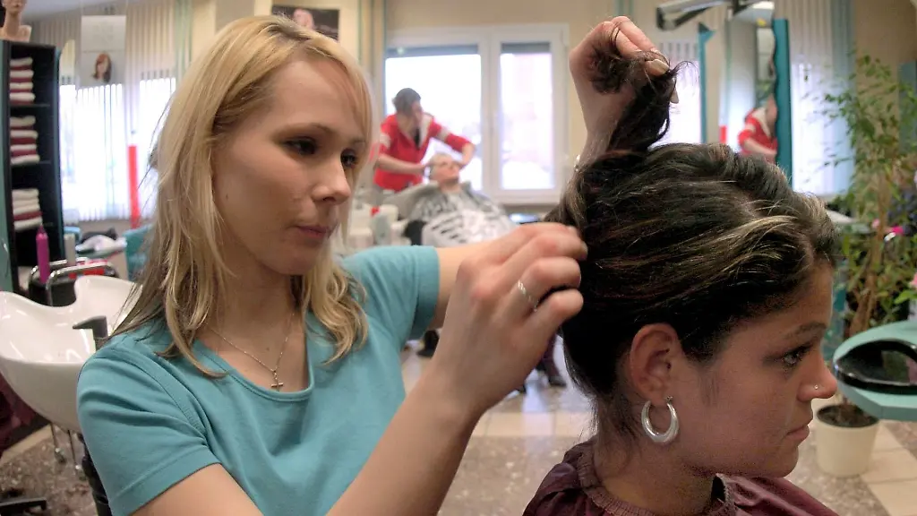 Die-Nachfrage-nach-Ausbildungsstellen-als-Friseurin-ist-hoeher-als-die-angebotenen-Plaetze