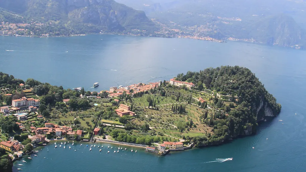 Der-Comer-See-liegt-etwa-80-Kilometer-noerdlich-von-Mailand-und-gehoert-zu-den-bekanntesten-Ferienregionen-Italiens