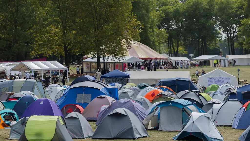 Teilnehmer-des-Protestcamps-Rheinmetall-entwaffnen-haben-eine-kleine-Zeltstadt-im-Koelner-Gruenguertel-aufgebaut