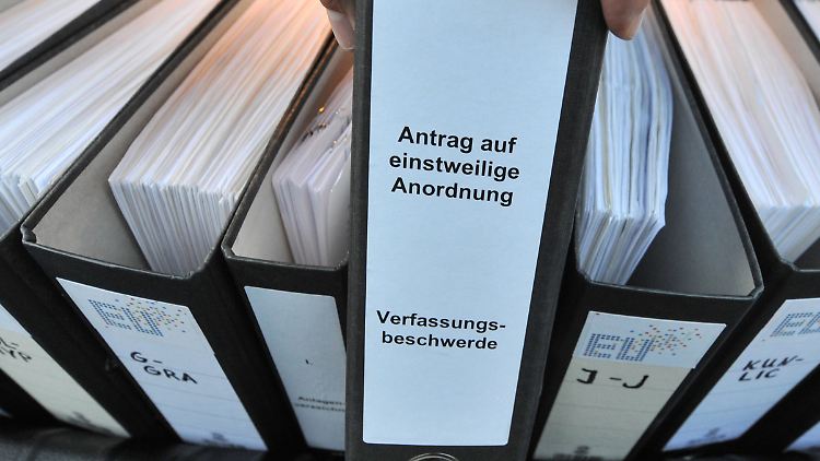 Im Eilverfahren beurteilen die Karlsruher Richter die Euro-Rettungsmaßnahmen.