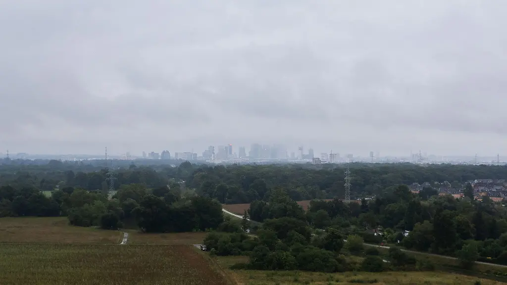 Bewoelkter-Himmel-Regen-und-Gewitter-Auflockerungen-halten-laut-DWD-in-den-naechsten-Tagen-in-Hessen-nicht-lange-an