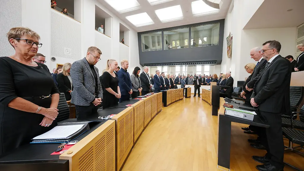 Zu-der-Schweigeminute-hatte-die-Landesregierung-aufgerufen