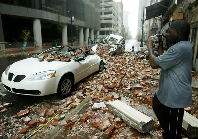 2005-08-29T000000Z-1137312073-RP6DRMZXHCAD-RTRMADP-3-WEATHER-KATRINA