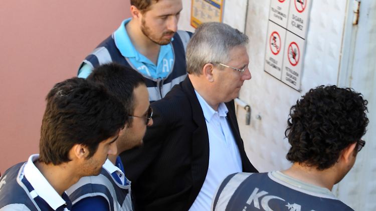 Aziz Yildirim (2.v.r.) auf dem Weg ins Gericht.