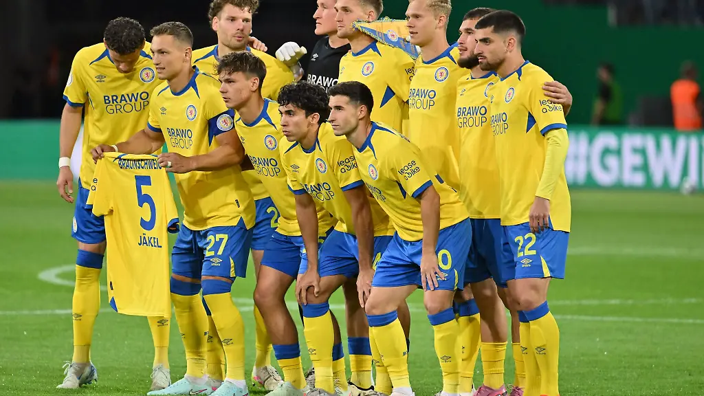 Mitleid-mit-dem-Teamkollegen-Die-Braunschweiger-halten-vor-dem-Pokalspiel-gegen-Stuttgart-ein-Trikot-des-verletzten-Frederik-Jaekel-hoch