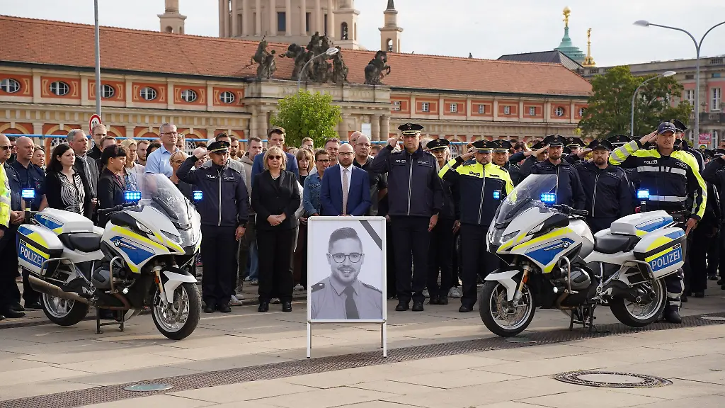 Fuer-den-im-Saarland-getoeteten-Polizisten-gab-es-auch-in-Brandenburg-eine-Schweigeminute