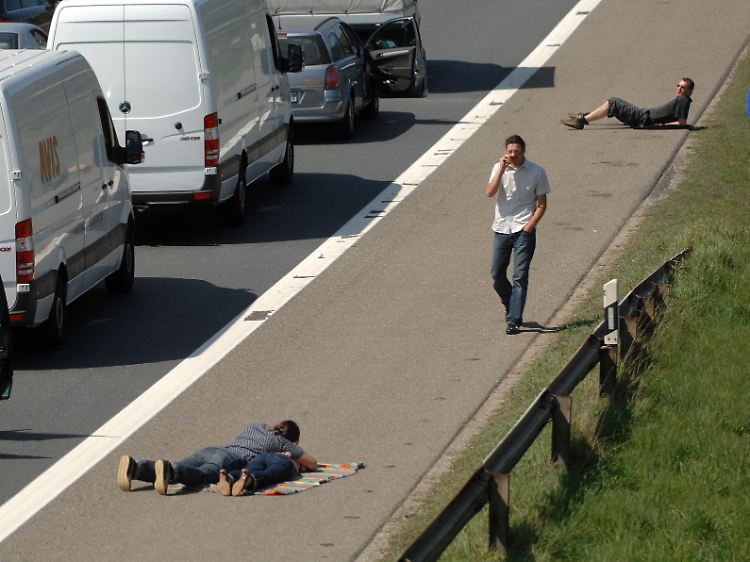 Auf dem Standstreifen der Autobahn finden sich so allerlei Dinge an.