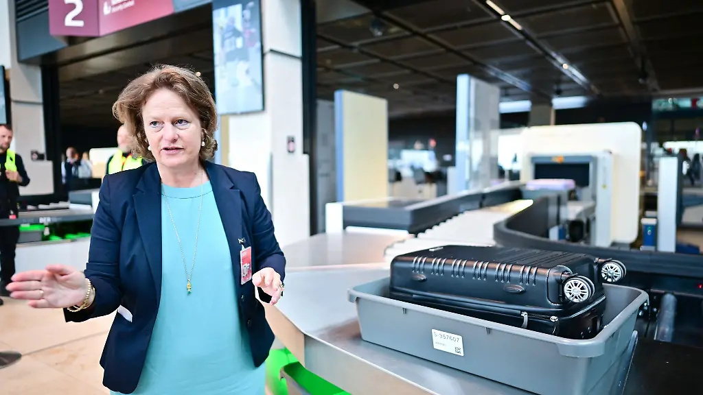 Flughafenchefin-Aletta-von-Massenbach-stellt-neue-CT-Scanner-am-Flughafen-BER-vor
