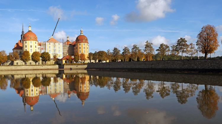 Das Jagdschlosses Moritzburg bei Dresden spiegelt sich im Wasser.
