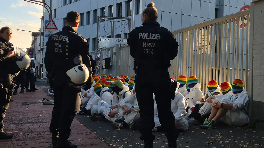 Aktivisten-vom-Antikriegsbuendnis-Rheinmetall-Entwaffnen-blockieren-den-Zugang-zu-einem-Gebaeude-der-Bundeswehr-in-Koeln