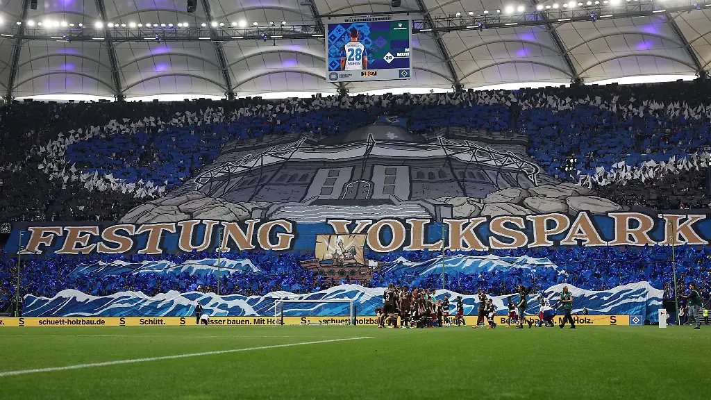 Eine-Choreographie-beim-letztmaligen-Aufeinandertreffen-des-HSV-und-FC-St-Pauli-im-Mai-2024