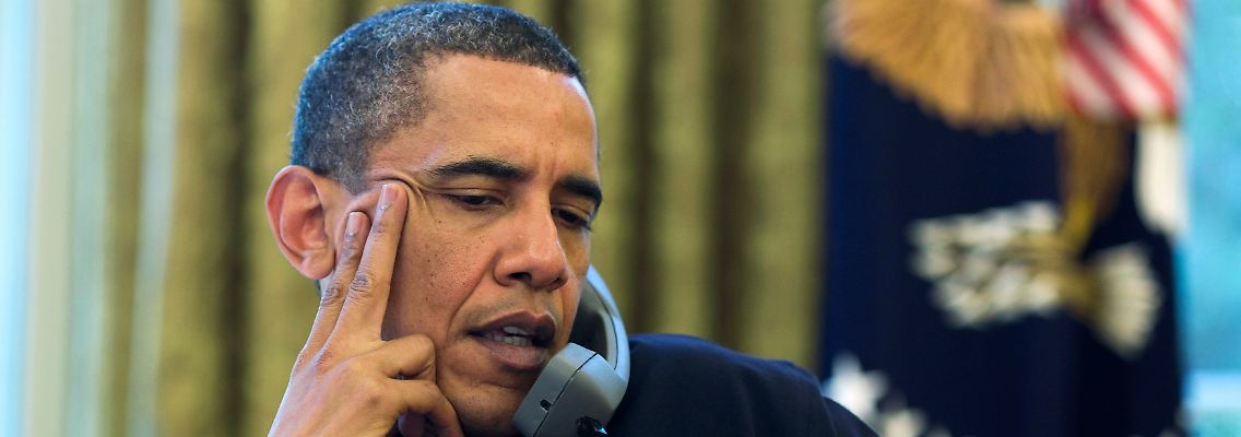 Obama telefoniert an seinem Schreibtisch im Weißen Haus.