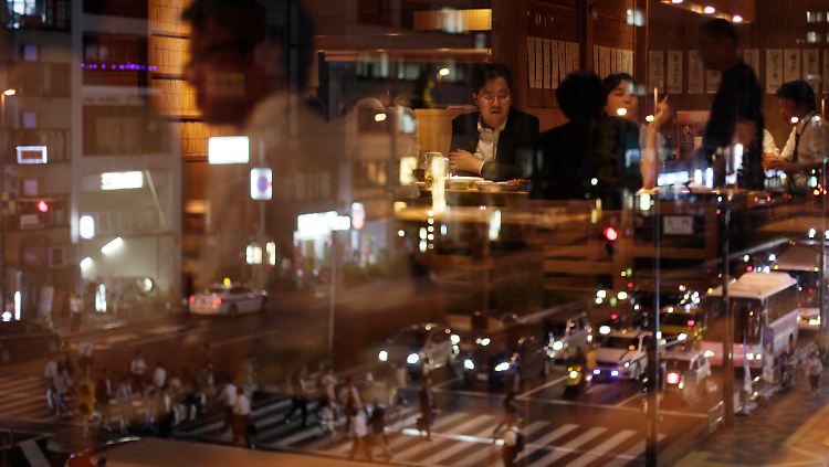 Tokio am Abend: Draußen pulsiert der Feierabendverkehr, drinnen klirren die Gläser - in Europa und den USA deutet vieles auf Ultratiefzinsen hin.