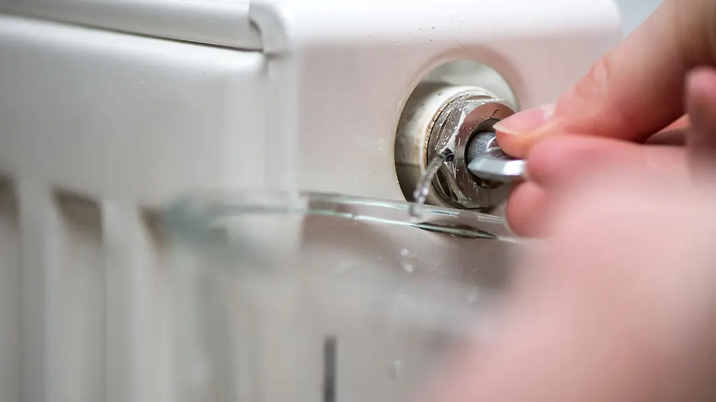 Wenn-es-gluckert-oder-die-Heizkoerper-nicht-gleichmaessig-warm-werden-sollte-man-sie-entlueften