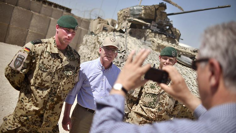 De Maizière und zwei Soldaten werden in Kundus von Sachsens Ministerpräsident Tillich abgelichtet.