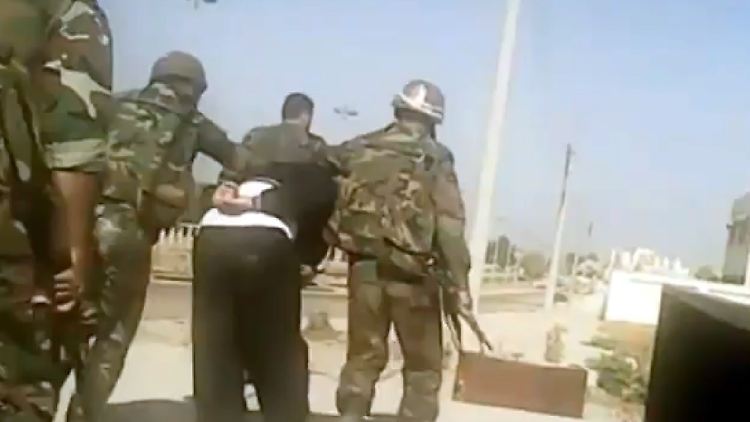 Syrische Soldaten nehmen einen Mann fest - oft folgt danach die Folter.