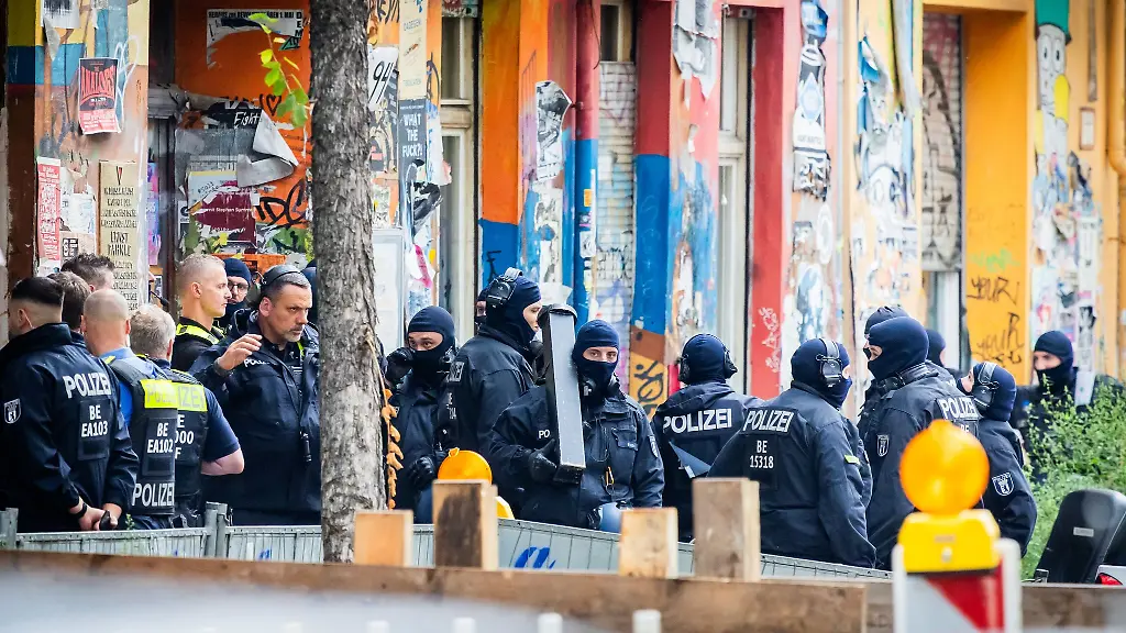 Die-Polizei-durchsucht-ein-bekanntes-Haus-der-linksextremen-Szene-in-Berlin-Friedrichshain