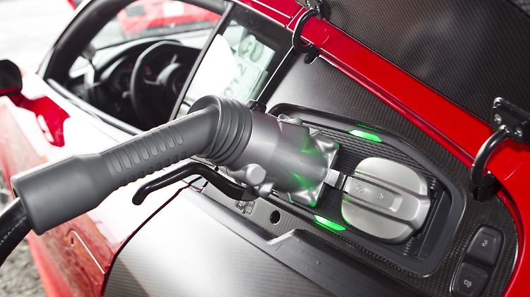Nach einer Runde Vollgas muss der e-tron an die Dose.