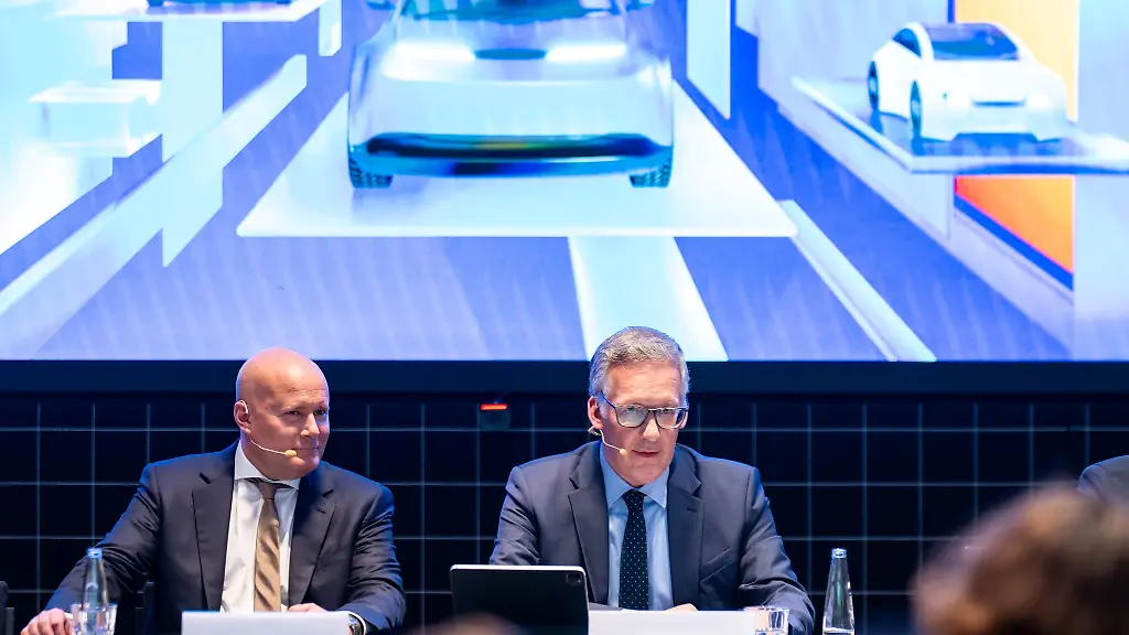 VDA-Geschaeftsfuehrer-Juergen-Mindel-rechts-und-der-Rechtsanwalt-Christian-Vorlaender-links-als-Vertreter-der-Messe-MUenchen-praesentieren-das-Konzept-der-bevorstehenden-Automesse-IAA-Die-bedraengten-deutschen-Hersteller-wollen-ein-Signal-der-Zuversicht-senden