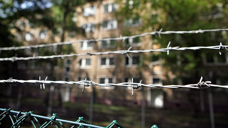 Ein Stacheldrahtzaun sichert ein Asylbewerberheim in Leipzig.