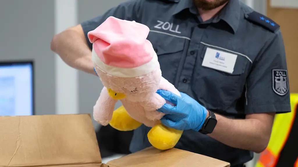 Im-vergangenen-Jahr-schritten-die-Zollbehoerden-in-der-EU-laut-einem-Bericht-knapp-400-000-Mal-ein-und-fuehrten-Dokumentenkontrollen-physische-Kontrollen-oder-Labortests-durch