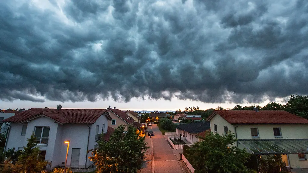Haben-Haeuser-einen-Keller-sollte-das-Untergeschoss-besonders-in-hochwassergefaehrdeten-Gebieten-aus-wasserdichtem-Beton-bestehen-sowie-gut-abgedichtet-sein